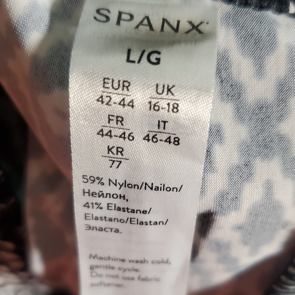 SPANX Black and White Bermuda Shorts with Geometric Pattern Size L - Picture 11 of 11